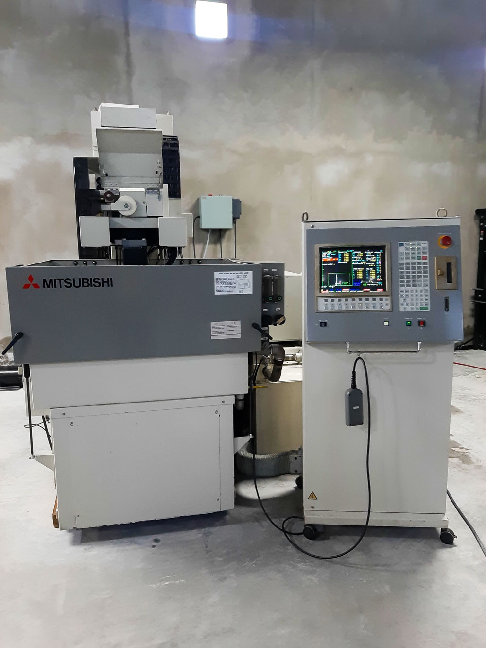 EDM WIRE MITSUBISHI CX20 – MÁQUINA ELECTROEROSIONADORA DE HILO – CORTE DE ALAMBRE